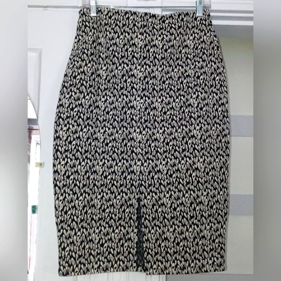 2/$20 M&S Collection black and white pattern pencil skirt - Picture 4 of 10